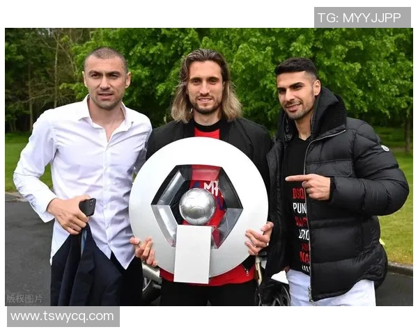 足球场上的绝世风采，帅气星光闪耀的球星们引领潮流